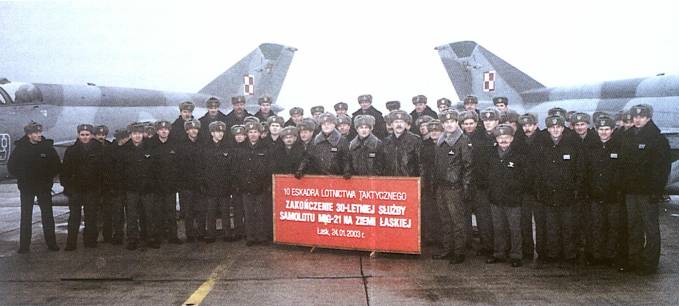 Pożegnanie samolotów MiG-21. W towarzystwie dowódcy 3 Korpusu Obrony Powietrznej personel 10 Eskadry Lotnictwa Taktycznego. 24.01.2003r. Na transparencie nieścisłość. Samoloty MiG-21 w Łasku gościły od 1968r., czyli 35 lat.