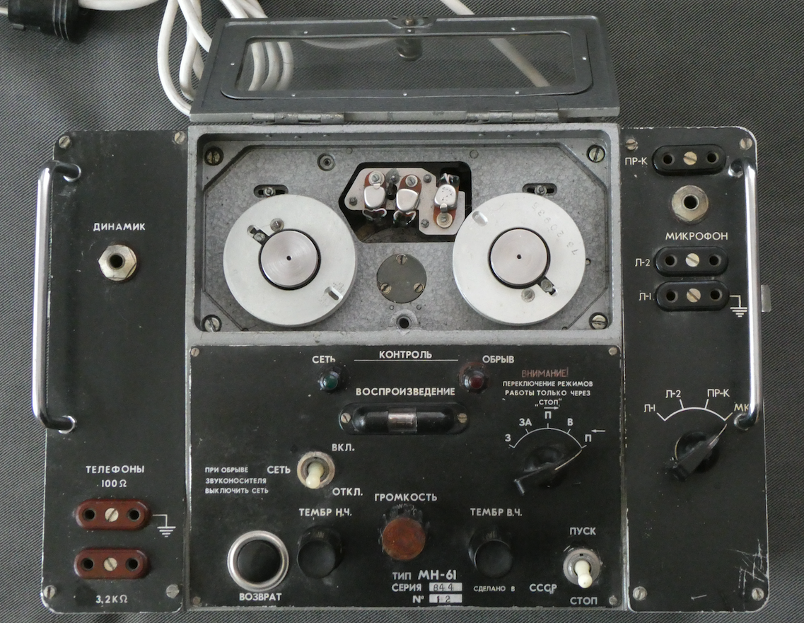 Magnetofon drutowy MN-61 z otwartą pokrywą