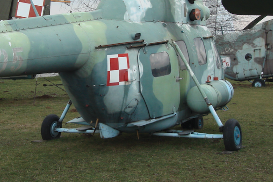 Mi-2. Rzadko spotykane podwozie z dłuższymi goleniami oraz rzadko spotykane tylne lewe drzwi odsuwane do tyłu. 2010 rok. Zdjęcie Karol Placha Hetman