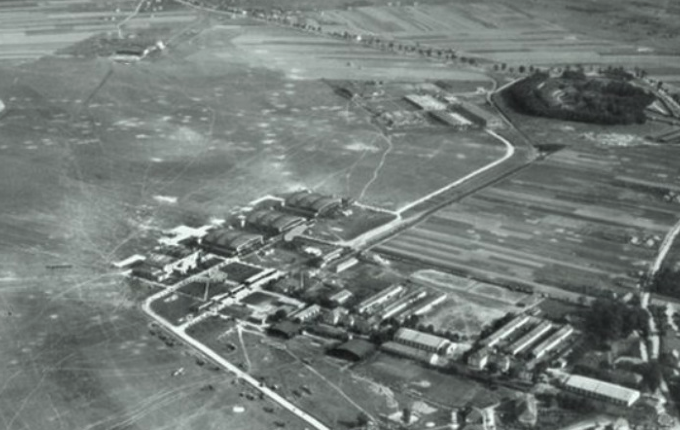 Lotnisko Rakowice. Zdjęcie z tego samego rozpoznania. U góry, po lewej stronie hangar PLL LOT. U dołu hangary z 1916 roku. Ten zachowany jest po lewej stronie. Zdjęcie LAC
