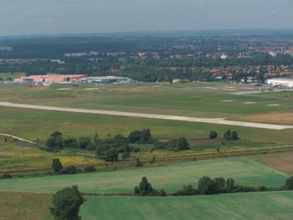 Lotnisko Legnica. Widok w kierunku północno-zachodnim. 2003 rok. Zdjęcie LAC