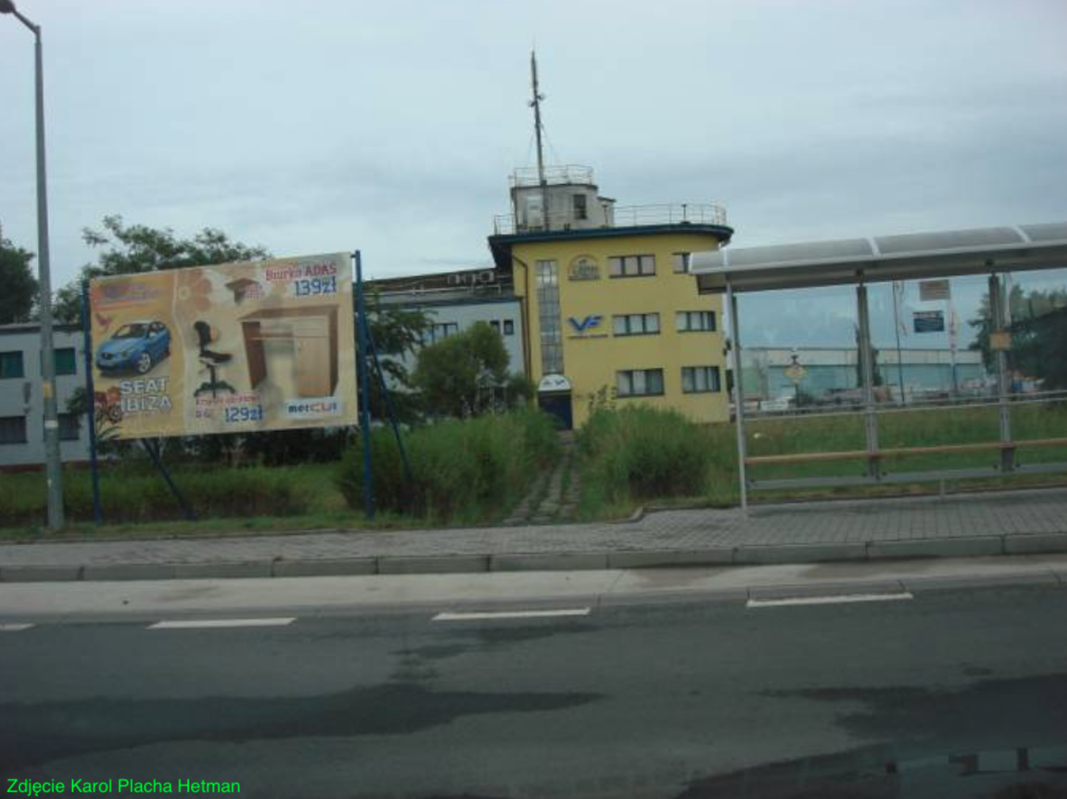 Wieża kontroli lotów, a jednocześnie hangar Nr 5. 2010 rok. Zdjęcie Karol Placha Hetman