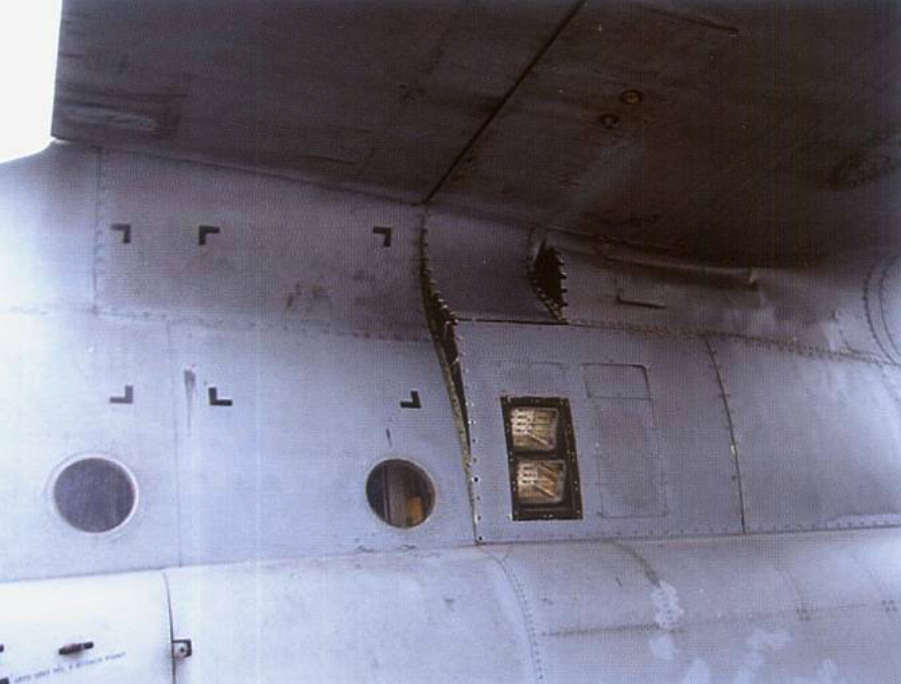 Lockheed C-130 nb 1506 uszkodzona prawa burta i skrzydło. 2010-02-05 rok. Zdjęcie LAC