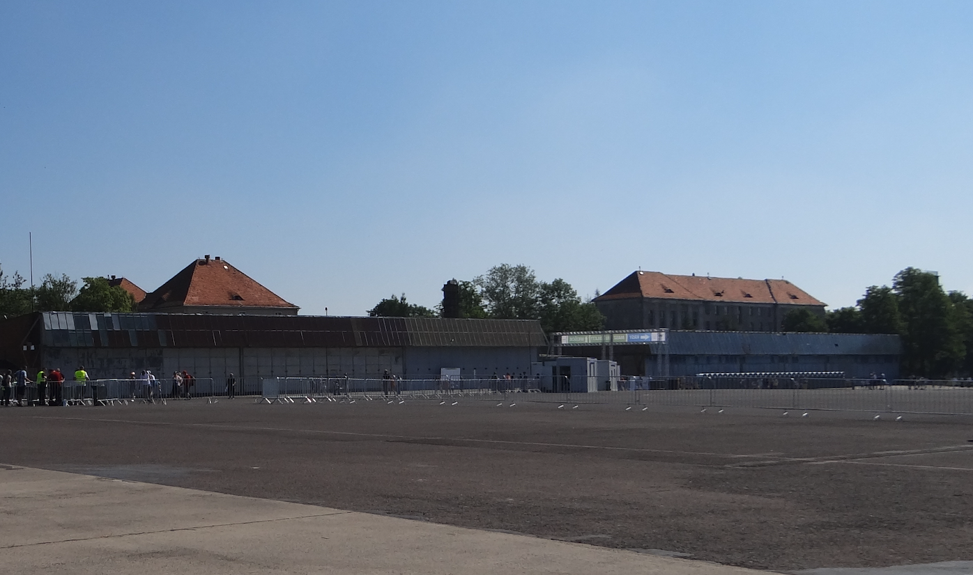 Na pierwszym planie dwa najstarsze hangary. Nad nimi, po lewej stronie koszarowiec od strony zachodniej jednostki, po prawej magazyn. 2015 rok. Zdjęcie Karol Placha Hetman