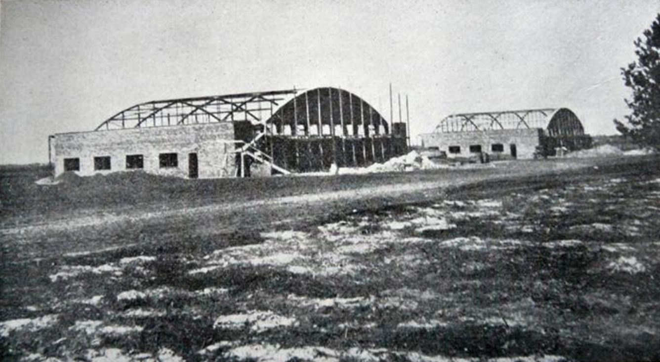 Budowa dwóch hangarów Szkoły Pilotów. Świdnik 1938 rok. Zdjęcie muzeum historyczne