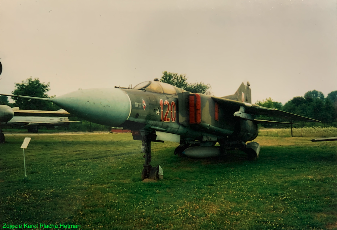 MiG-23 nb 120. 2002 rok. Zdjęcie Karol Placha Hetman