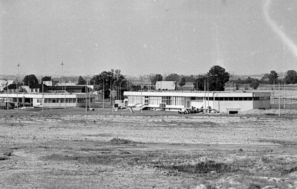 Pierwsze obiekty Lotniska Rębiechowo. 1974 rok. Obiekty te znajdują się w miejscu obecnego portu cargo. Zdjęcie LAC