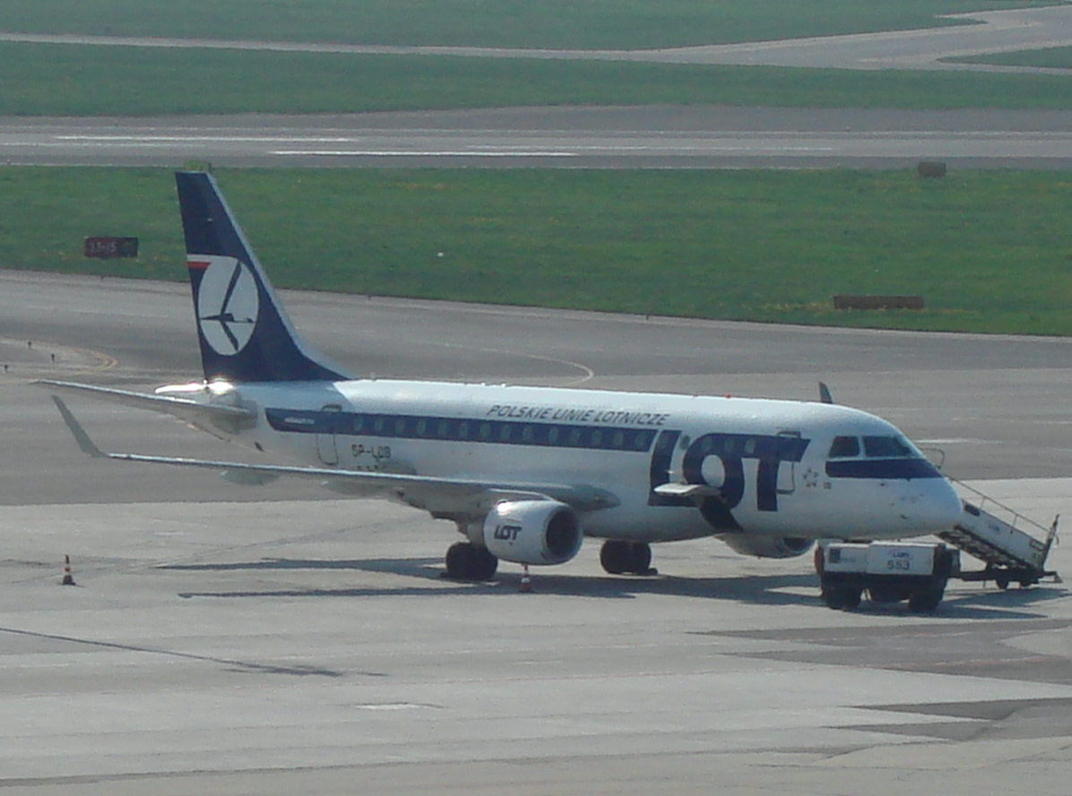 Embraer 170 SP-LDB Okęcie 2009 rok. Zdjęcie Karol Placha Hetman