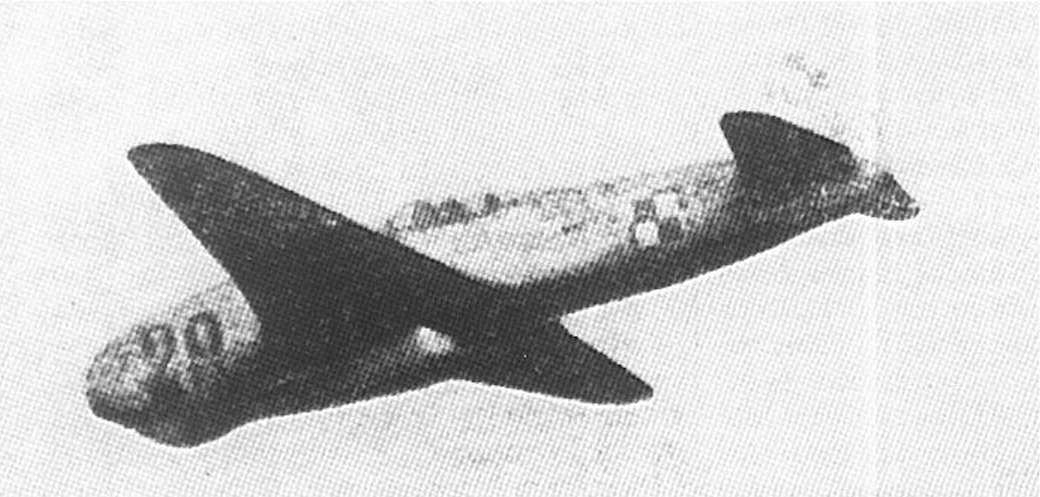 Historyczne zdjęcie. Pierwszy oficjalny pokaz w locie Polskiego samolotu Jak-17 nb 29, w dniu 20.08.1950 roku, nad lotniskiem na Okęciu. Zdjęcie LAC