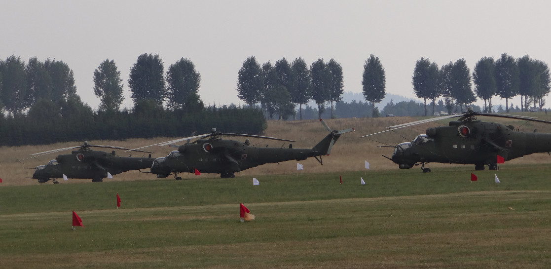 Śmigłowce Mi-24 nb 732, 737, 741 z 56 Bazy Lotniczej w Inowrocławiu na Lotnisku Nowy Targ 2015 roku. Zdjęcie Karol Placha Hetman