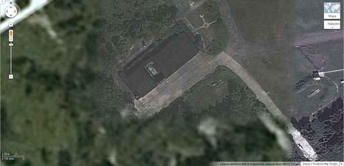 Lotnisko Wicko Morskie, budynek wielofunkcyjny – hangar, z zawalonym fragmentem dachu. 2013r. Zdjęcie Google mapy