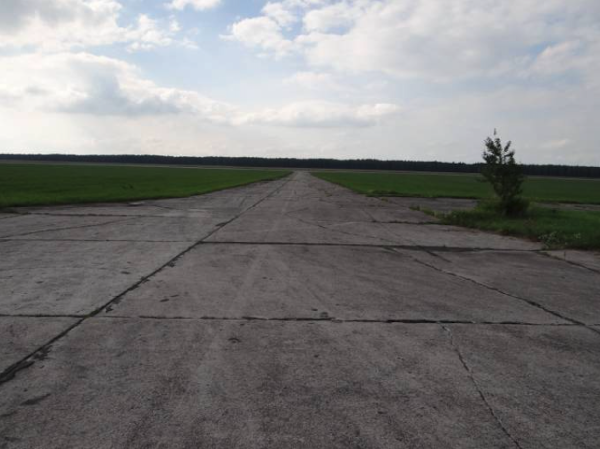 Droga kołowania. Łącznica hangaru z RWY. 2012 rok. Zdjęcie Karol Placha Hetman