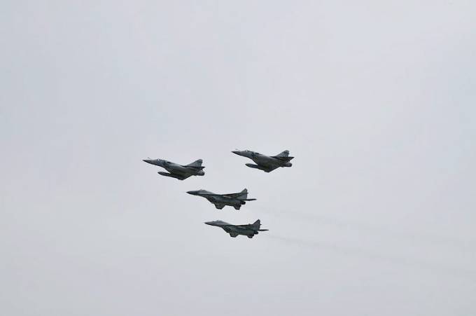 Wspólny przelot Mirage 2000 i PL MiG-29 w dniu 30.04.2010r.