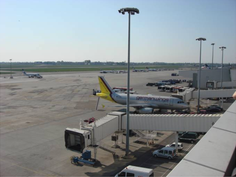 Ogólny widok na płytę lotniska z tarasu widokowego. Okęcie 2009 rok. Zdjęcie Karol Placha Hetman