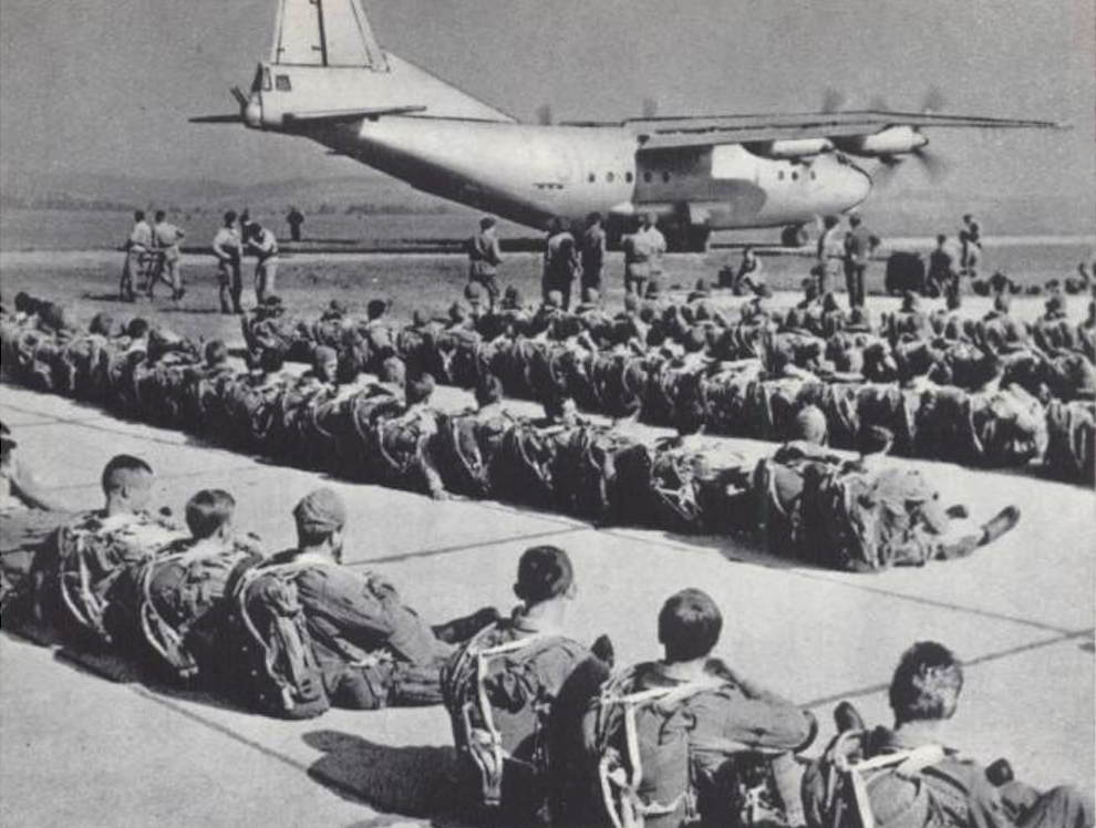 Najbardziej znane zdjęcie Polskich spadochroniarzy z 6 PDPD i sowiecki An-12 na lotnisku Balice. 1965 rok. Zdjęcie LAC
