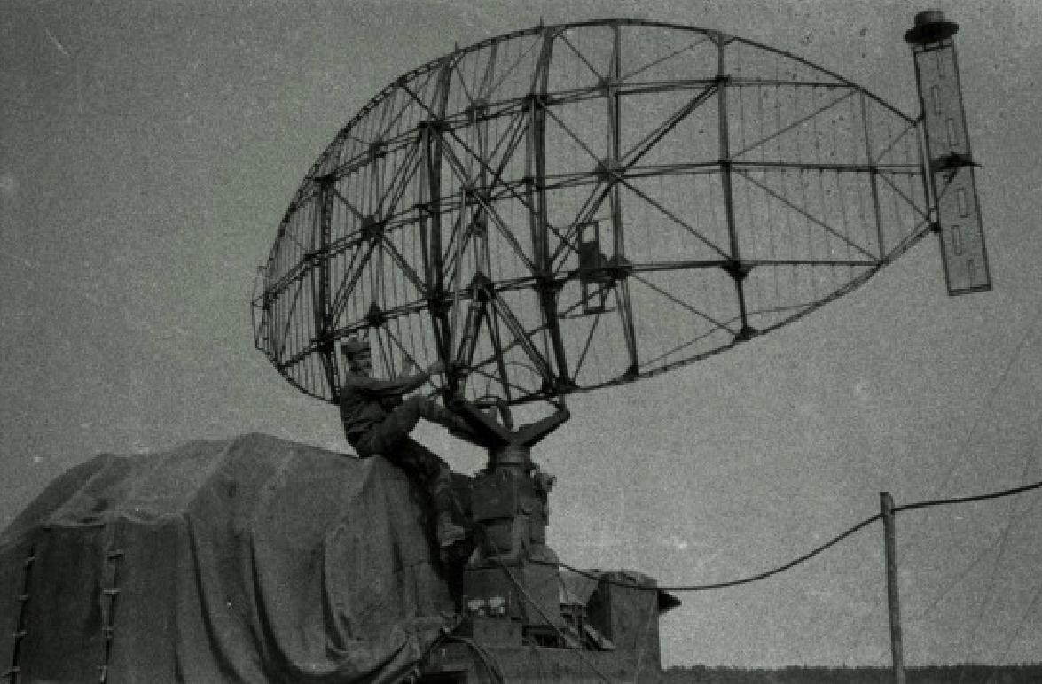 Antena radaru. Lotnisko Kąkolewo 1974 rok. Zdjęcie Wojciech Zieliński
