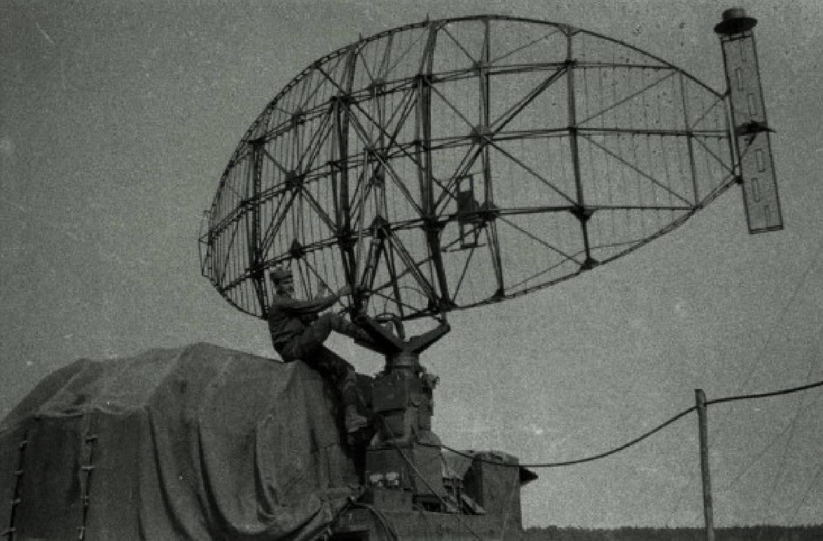 Radar antenna. Kąkolewo Airport in 1974. Photo by Wojciech Zieliński