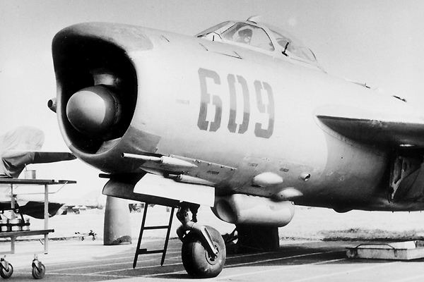Lim-5 P nb 609. 1965. Photo of LAC