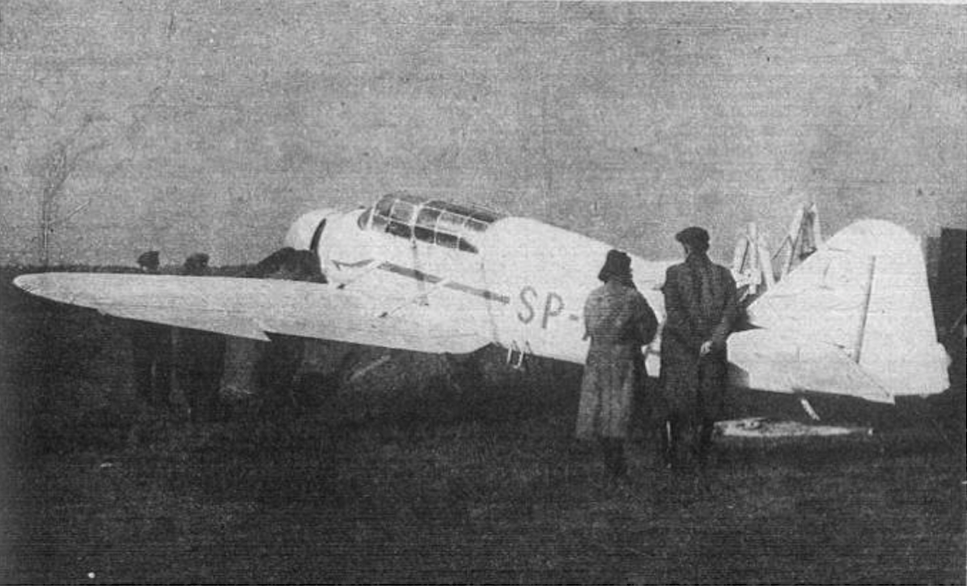 LWD Szpak-2 rejestracja SP-AAA. Pierwszy zbudowany i eksploatowany po drugiej wojnie światowej Polski samolot. Około 1946 roku. Zdjęcie LWD