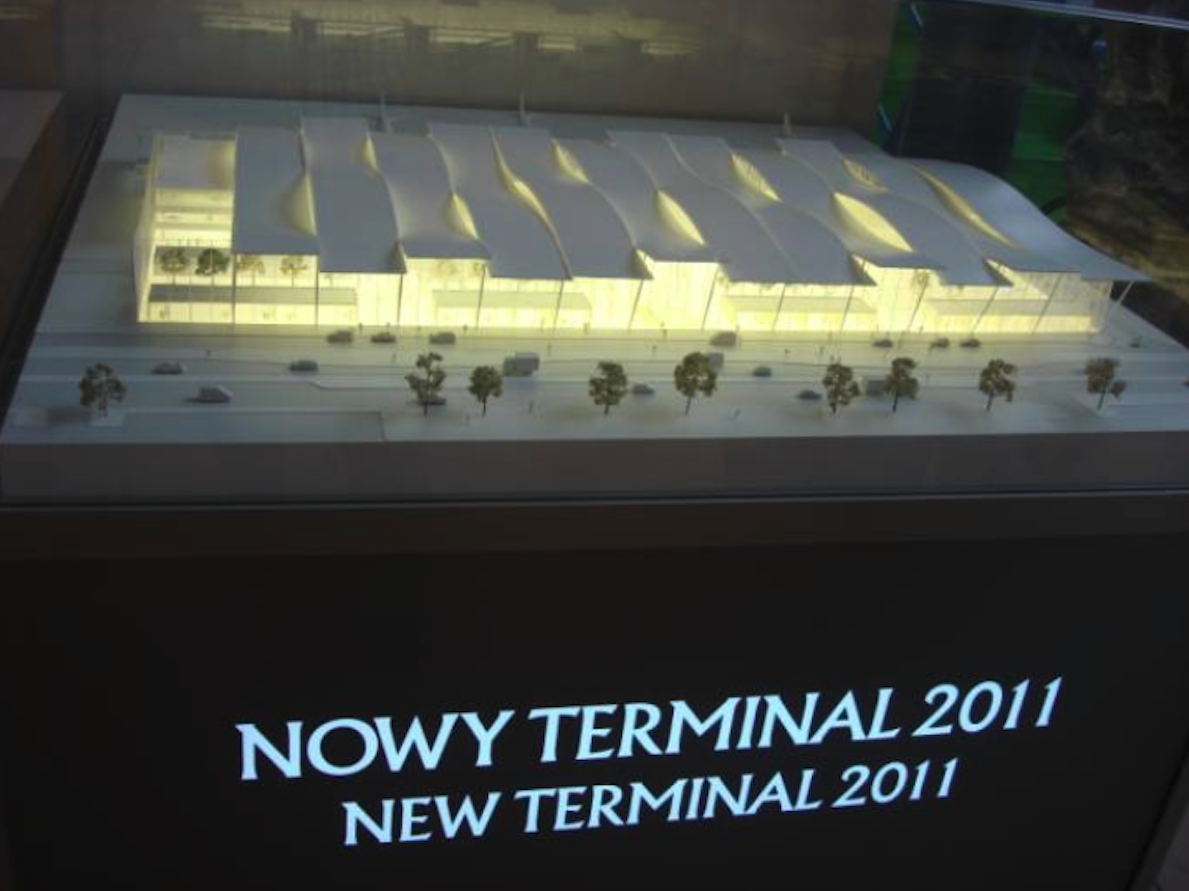 Makieta nowego terminalu demonstrowana w starym terminalu. 2010 rok. Zdjęcie Karol Placha Hetman