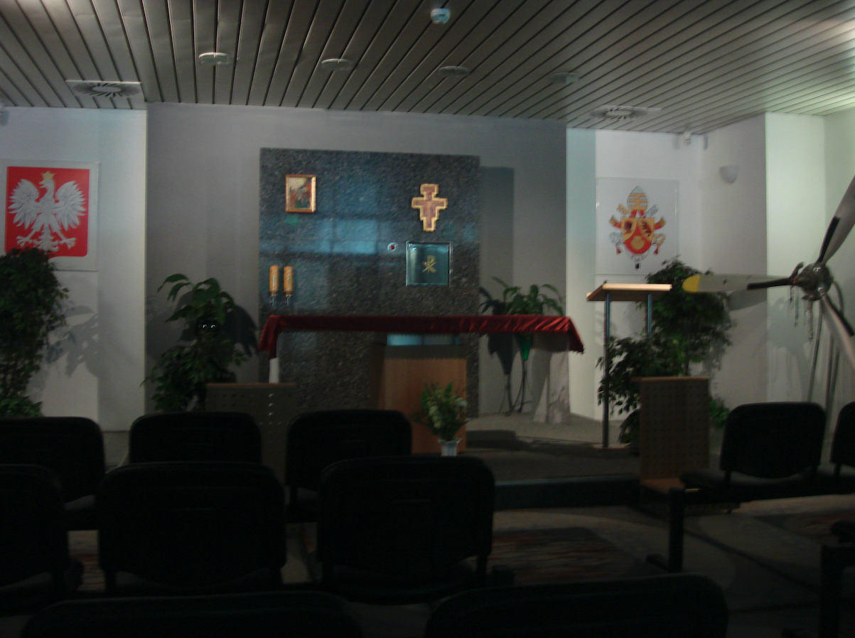 Kaplica na lotnisku Balice. 2009 rok. Zdjęcie Karol Placha Hetman