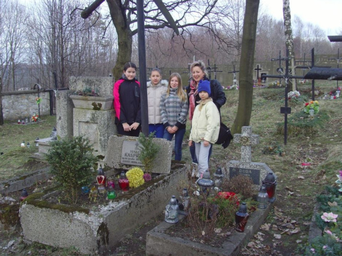 Mrs. Beata Grylowska in the company of young people at the grave of Ignacy Kasprzyk in Płoki.