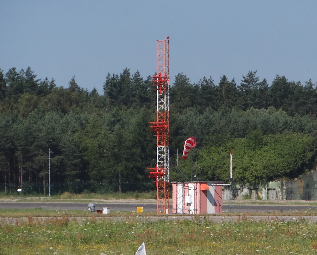 Jedna z anten systemu ILS. 2014 rok. Zdjęcie Karol Placha Hetman