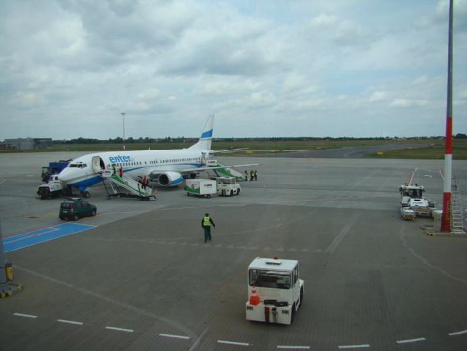Samolot Boeing B.737 czarterowej linii Enter air na płaszczyźnie peronowej Lotniska Ławica. 2012 rok. Zdjęcie Karol Placha Hetman