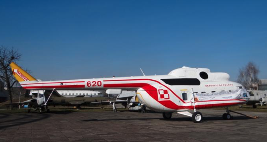 Renowacja Papieskiego śmigłowca Mi-8 nb 620 w Muzeum Lotnictwa Polskiego Czyżyny 2014 rok. Zdjęcie Karol Placha Hetman