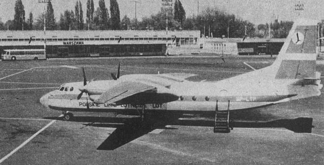 An-24 W rejestracja SP-LTP „Poprad” w PLL LOT na lotnisku Okęcie. Samolot w starej wersji malowania. 1970r.