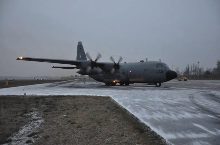 Lockheed C-130 nb 1506 taxiing to RWY (DS) and flying away to Afghanistan. Powidz 2009-12-14. Photo by 33. Air base