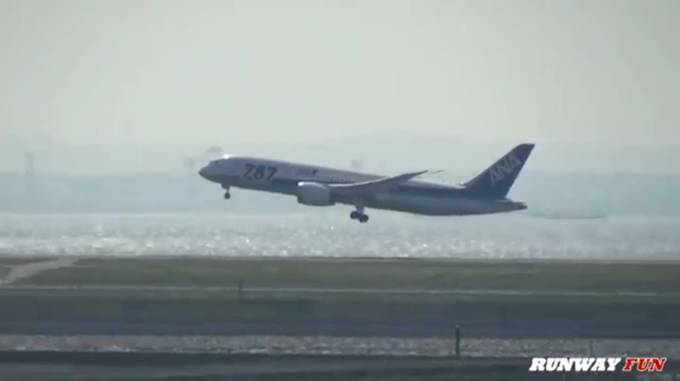 Pierwszy samolot B 787-8 przewoźnika ANA po wymianie akumulatorów startuje. Japonia 1.05.2013 rok. Zdjęcie Runway Fun