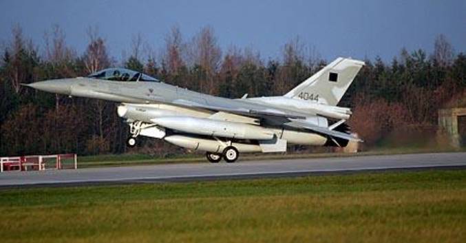 PL F-16 C nr 4044 ląduje w Krzesinach jako pierwszy. Za sterami pilot USA Mayke Mayer. 8.11.2006r.