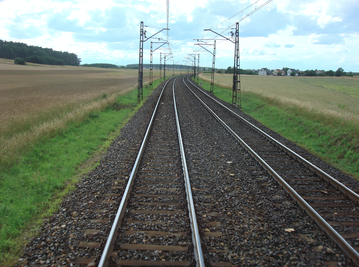 Zelektryfikowany szlak kolejowy 3 kV DC. 2000 rok. Zdjęcie Karol Placha Hetman