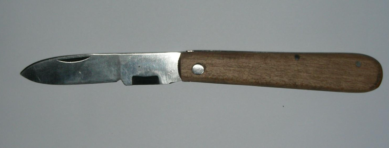 Nóż monterski Gerlach z płaskim ostrzem do ściągania izolacji. Zdjęcie Marek Kaiper