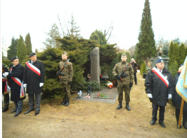 Asysta wojskowa przy grobie płk Bolesława Orlińskiego