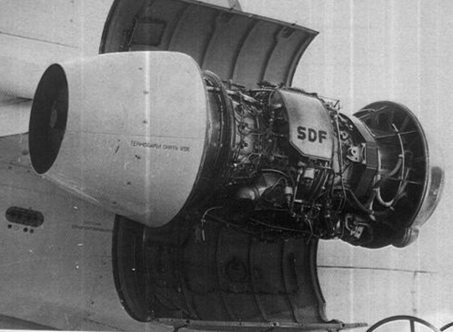 Silnik K-15 zamontowany na samolocie Jak-40. 1992 rok. Zdjęcie LAC
