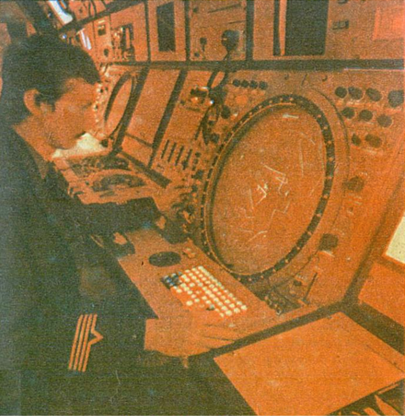 Sala operacyjna Centrum. Stanowisko wskaźnika (ekranu) stacji radiolokacyjnej. 1983 rok. Zdjęcie LAC