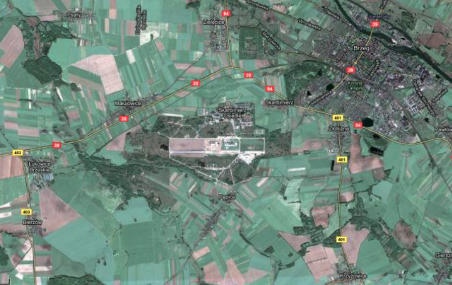 Lotnisko Brzeg i Miasto Brzeg w widoku z satelity. 2010 rok. Zdjęcie LAC