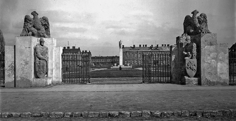 Brama wiodąca na teren koszar. W głębi pomnik Marszałka Józefa Piłsudskiego. 1930 rok. Zdjęcie LAC