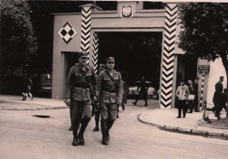 Entrance gate to the barracks. The TSWL subunit is marching. The FSO Syrenka car is visible in the gate. 1975. Photo of LAC