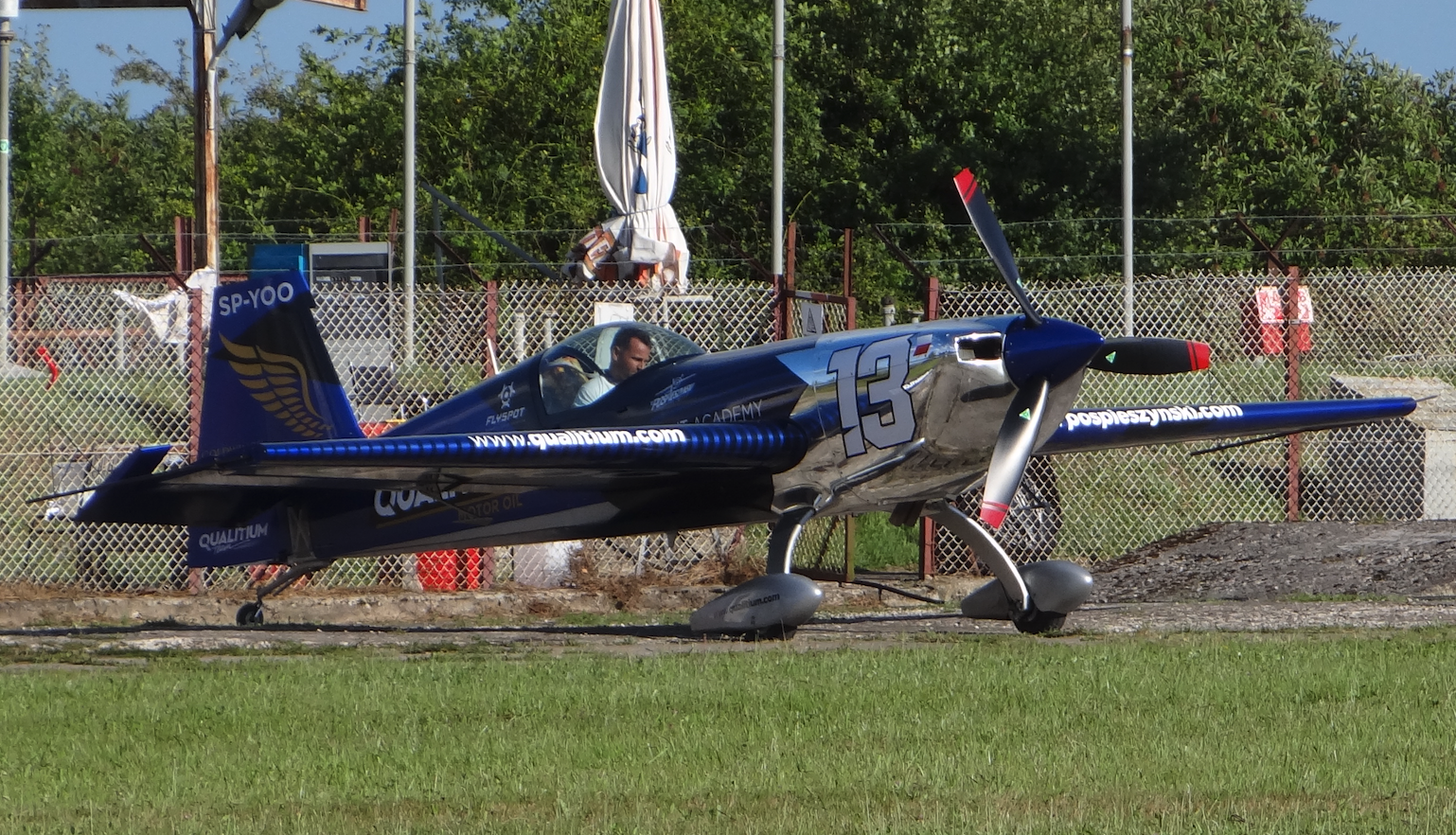 Maciej Pospieszyński Extra 330 SC SP-YOO plane. Mazury Air Show 2018. Photo by Karol Placha Hetman