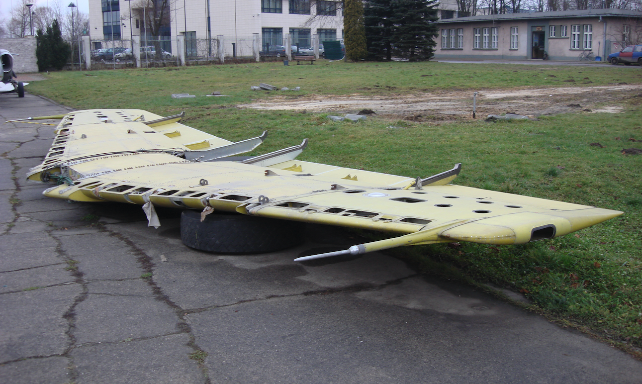 PZL I-22 Iryda M-93K nb 0305. Skrzydła. Widoczna dolna ich część. 2008 rok. Zdjęcie Karol Placha Hetman