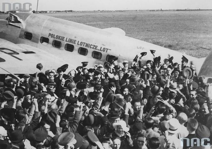 Lotnisko Okęcie. Powitanie L-14 Super Electra SP-LMK i załogi po przelocie z USA. 5.06.1938 rok. Zdjęcie Narodowe Archiwum Cyfrowe