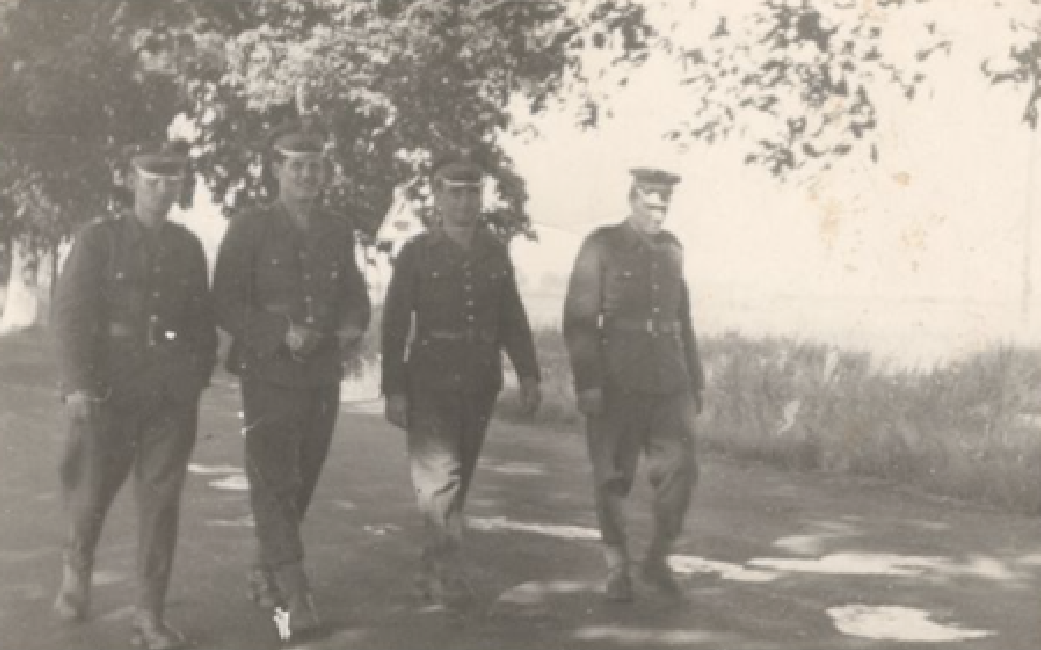 Droga z Lotniska na stację kolejową. Żołnierze idą na przepustkę. Jadą do Poznania. Lotnisko Krzesiny 1959r. Zdjęcie LAC