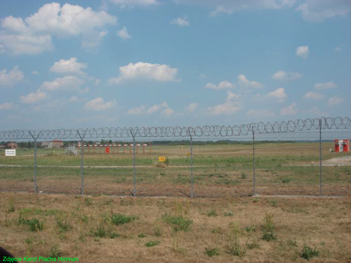 Ogrodzenie lotniska od strony zachodniej. Widoczne anteny systemu ILS. 2010 rok. Zdjęcie Karol Placha Hetman