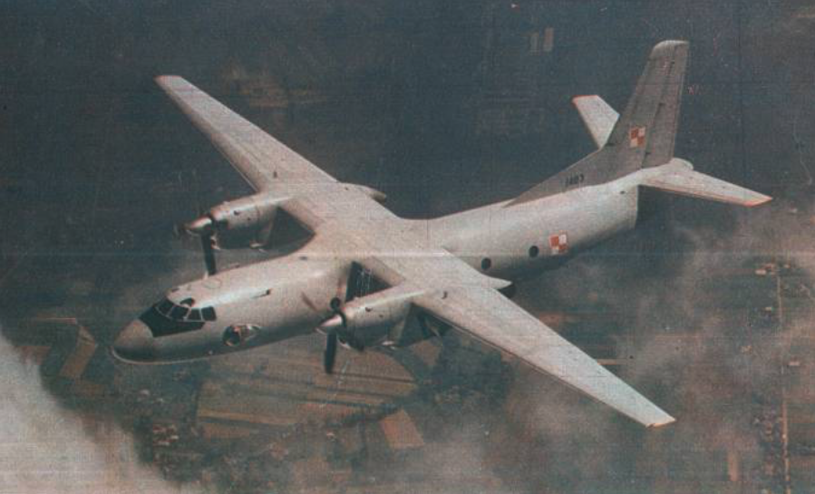 An-26 nb 1407 w typowym malowaniu 70-90 lat. 1989 roku. Zdjęcie LAC