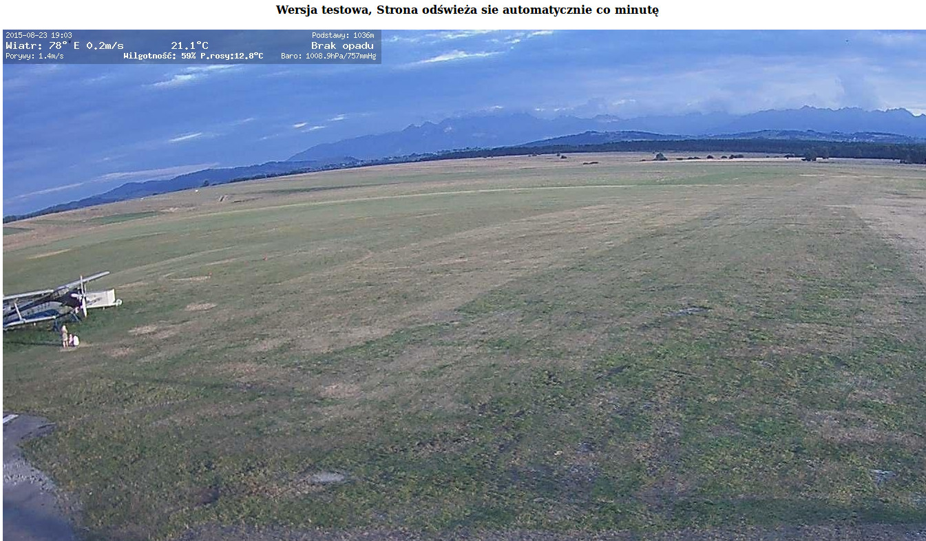 Pole wzlotów Lotniska Nowy Targ. Widok części wschodniej z kamery lotniskowej. 2015 rok. 