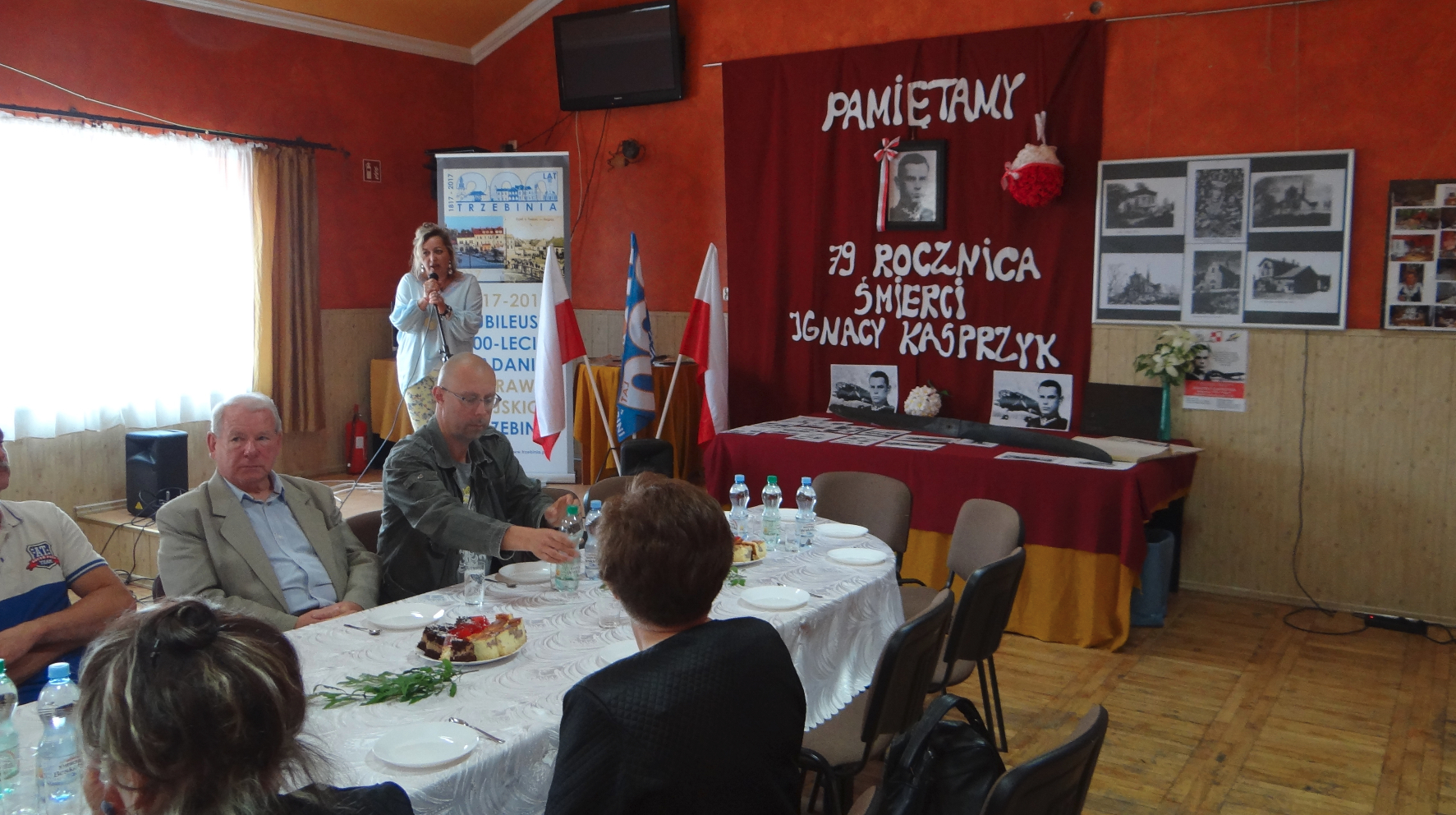 Meeting at the Community Center. Mrs. Beata Grylowska, head of the Historical Circle in Płoki, speaks.