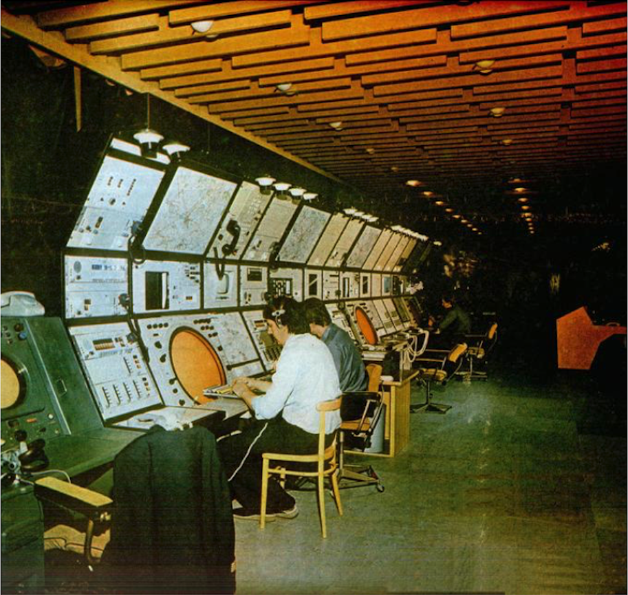 Sala operacyjna Centrum. Stanowiska Kontroli obszaru. 1983 rok. Zdjęcie LAC